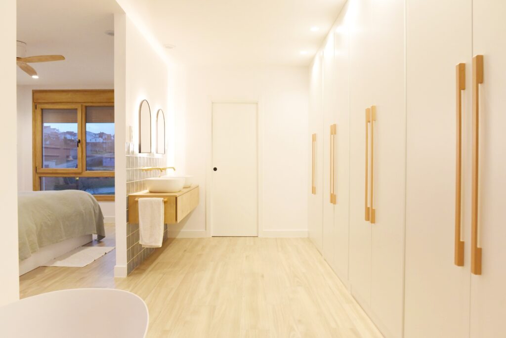 Proyecto de reforma integral en Barcelona por Santos Design — habitación suite con carpintería a medida