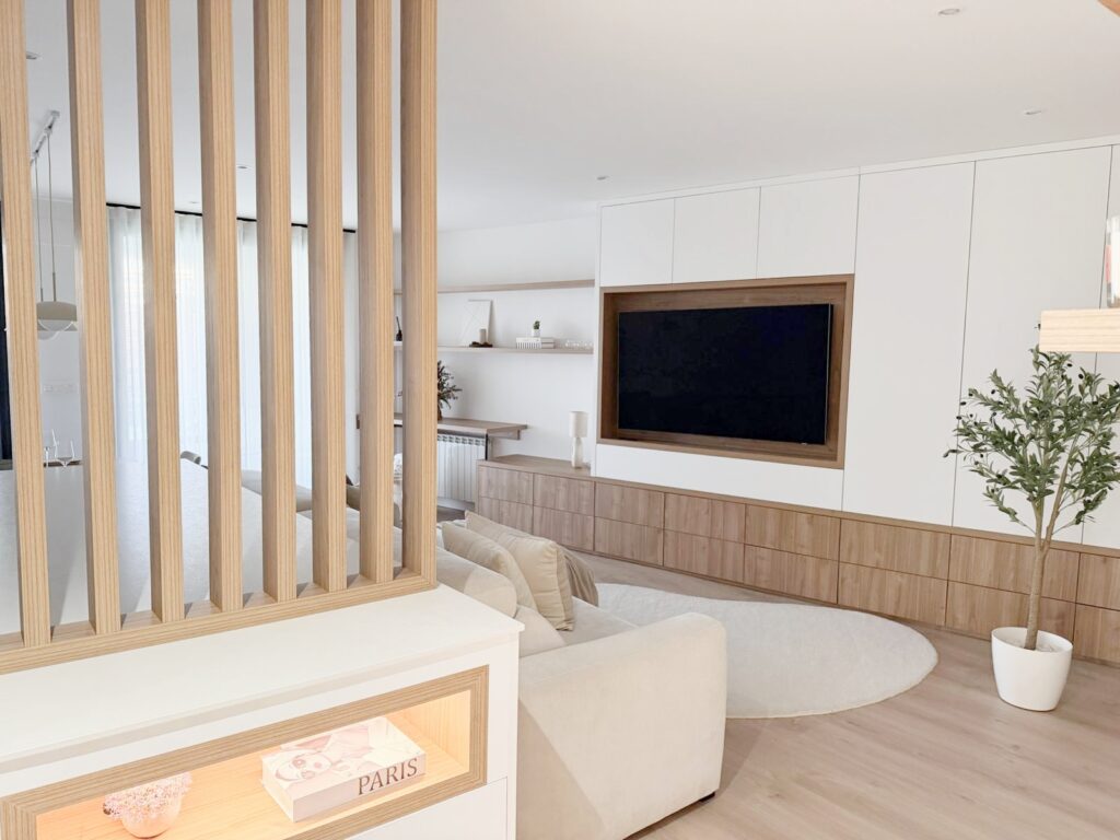Proyecto de decoración de interiores en Barcelona - entrada y salón luminoso