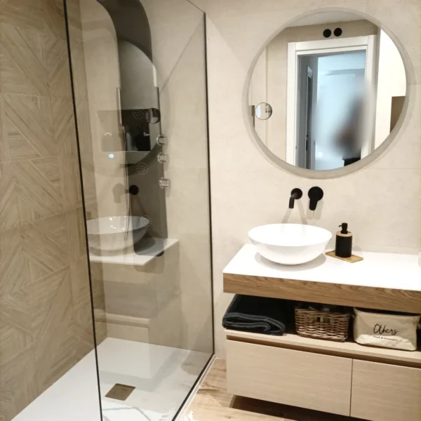 Distribución de baño pequeño en Barcelona - espacio optimizado por interiorista Santos Design
