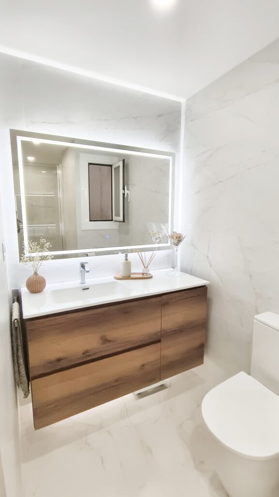 Reforma de baño en Barcelona por Santos Design - Mueble suspendido con iluminación indirecta